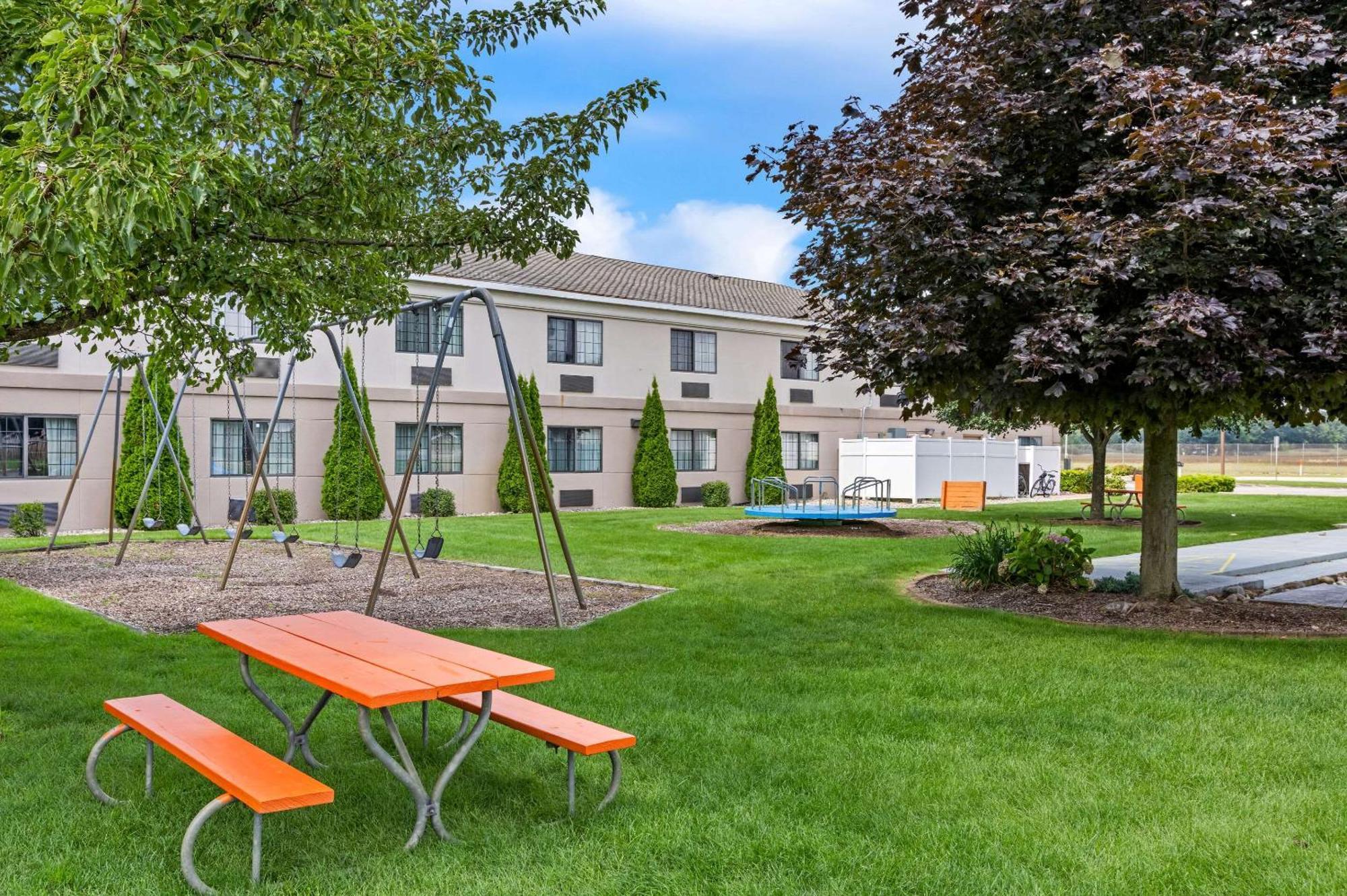 Comfort Inn Ludington Near Us-10 Exteriör bild